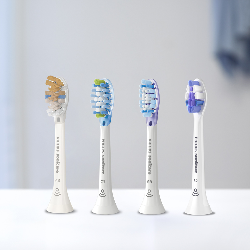 Testine Sonicare allineate su un piano di lavoro