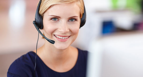 Addetta all'assistenza clienti al telefono