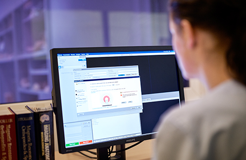 una donna che guarda lo schermo di un computer