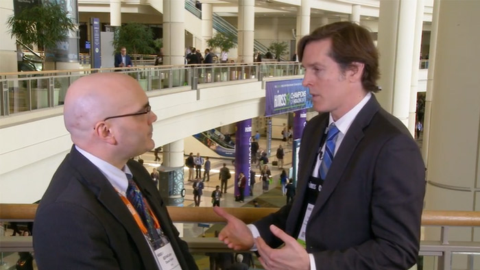 Cree Gasking, M.D., parla con l'intervistatore