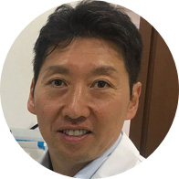 Dott. Hideki Koyasu, neurochirurgo e direttore della clinica KOYASU, che pu&ograve; eseguire scansioni pi&ugrave; rapide grazie a Philips Compressed SENSE