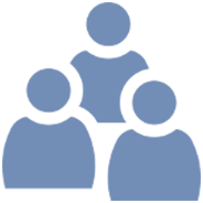 un gruppo di persone in una piramide