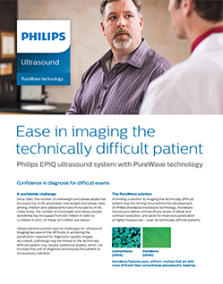 un uomo con una maglietta viola