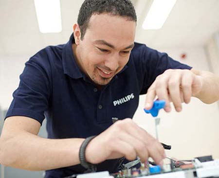 un uomo che lavora su un computer