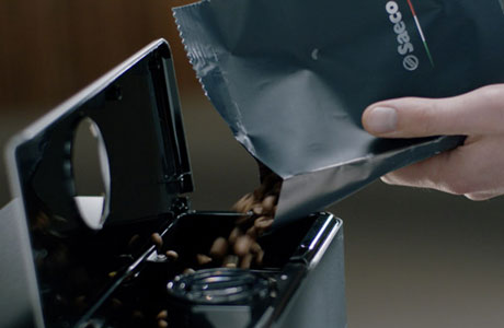 Riempimento del serbatoio dell&rsquo;acqua e del contenitore dei chicchi di caff&egrave;