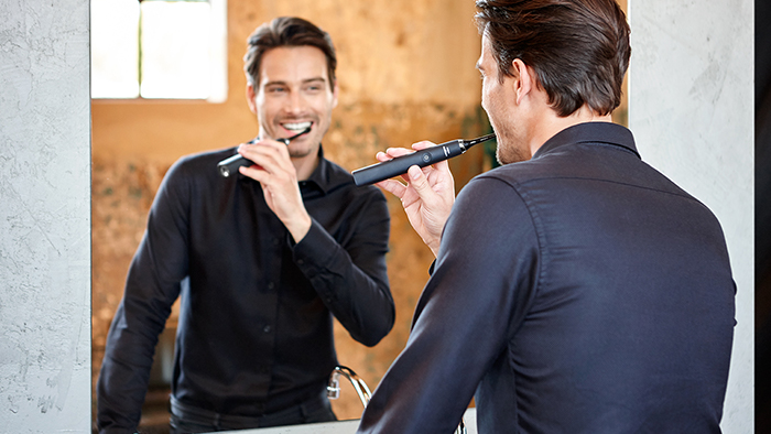 Spazzolino elettrico s&igrave; o no? Indaghiamone i benefici