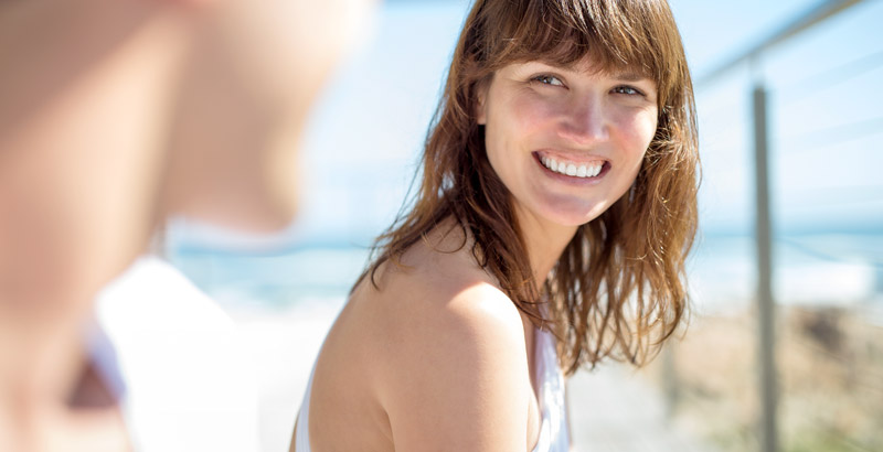 Una donna sorridente