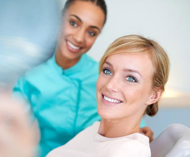 Confronto dell'applicazione del perossido di idrogeno al 6% con e senza acceleratore a LED Philips Zoom WhiteSpeed