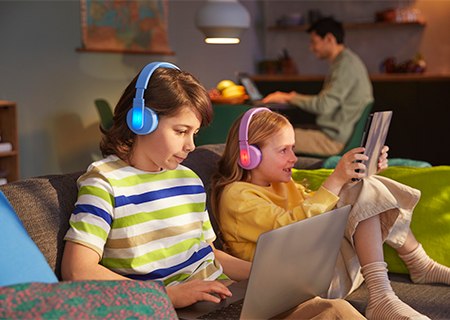 I bambini utilizzano il pannello luminoso colorato delle cuffie over ear Philips