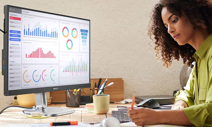 Una donna sta lavorando con i monitor Philips certificati TCO Edge.