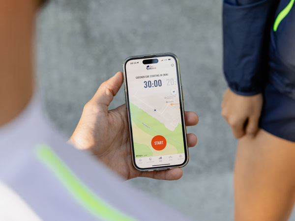 Un partecipante alla corsa controlla il telefono, in attesa dell'inizio della gara.