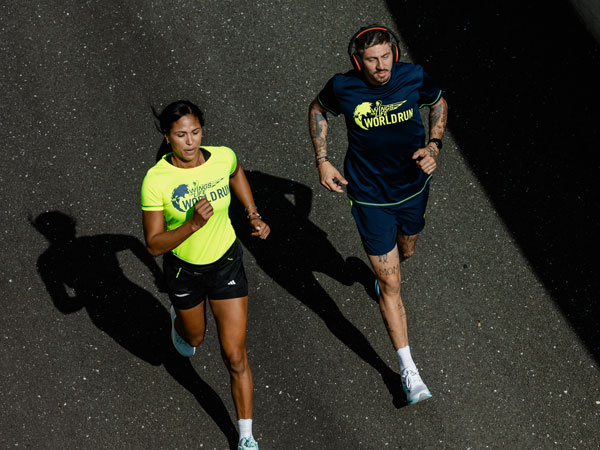 Due runner stanno correndo per tentare di non essere superati dalla Catcher Car.