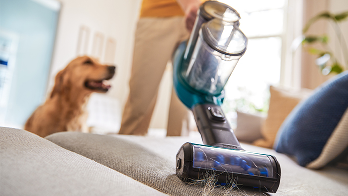 Fase 1: come pulire il divano in tessuto con l&rsquo;aspirapolvere