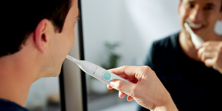 Gengive ritirate: cause, sintomi e cura