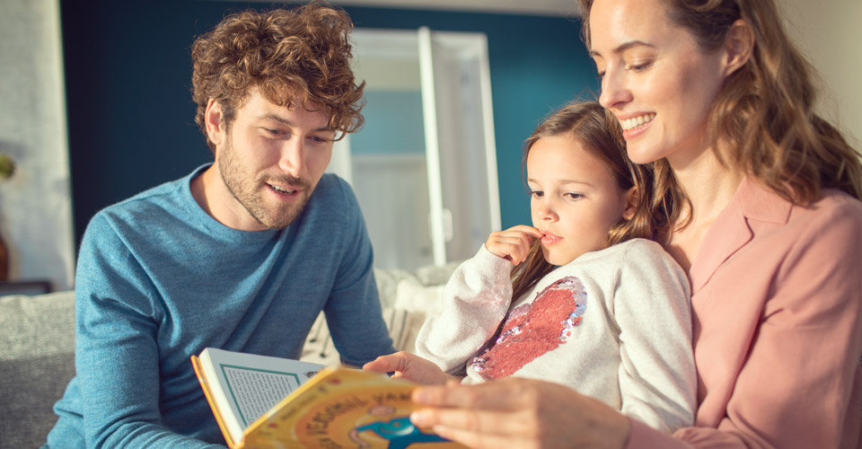 Ci sono diverse cose che puoi fare per combattere le spore della muffa nell&rsquo;aria e ridurre il rischio che aumentino. E una volta che hai un piano efficace per prevenire la muffa, puoi iniziare a contenere i rischi in modo facile, sia quelli  della salute che quelli dei  cattivi odori. Ecco alcuni passaggi per ridurre la formazione della muffa:  ●Apri tutte le finestre e le porte di  casa, permettendo all&rsquo;aria fresca di circolare.  ●	Mantieni basso il livello di umidit&agrave; (al di sotto del 60%). Ancora una volta, apri le finestre regolarmente, soprattutto dopo che qualcuno si &egrave; fatto una doccia o un bagno caldo.  ●Arreda la casa con le piante: aiuteranno a migliorare la qualit&agrave; dell&rsquo;aria nella tua abitazione. ●Pulisci e asciuga la tua casa con regolarit&agrave;, disinfettando eventuali aree dove la muffa tende ad accumularsi. ●Assicurati di aggiustare eventuali perdite, poich&eacute; queste potrebbero aumentare il livello  di umidit&agrave;.  Ecco, prevenire la muffa &egrave; pi&ugrave; facile di ci&ograve; che pensi! Metti in pratica questi preziosi consigli, cos&igrave; potrai dire per sempre addio ai problemi legati alla muffa.