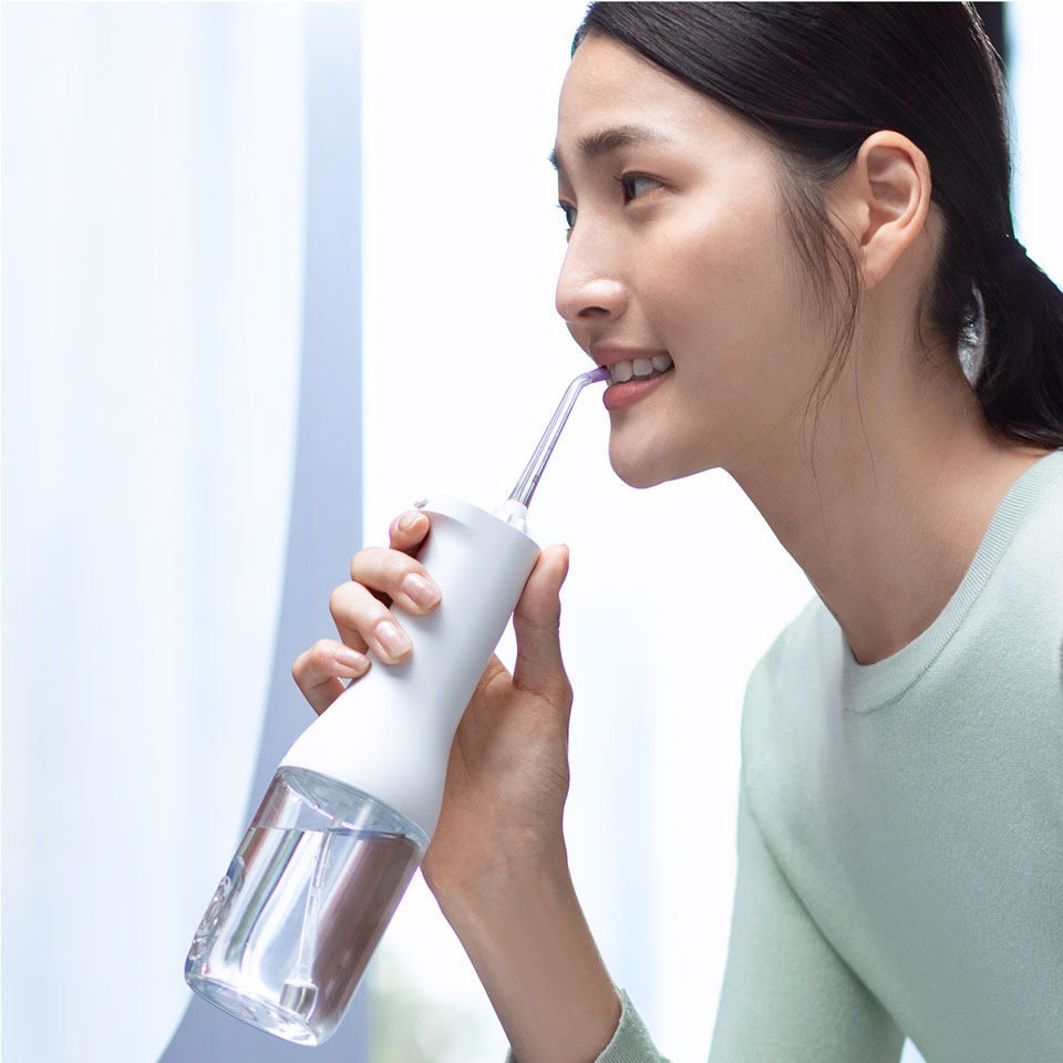 Una persona utilizza un idropulsore cordless