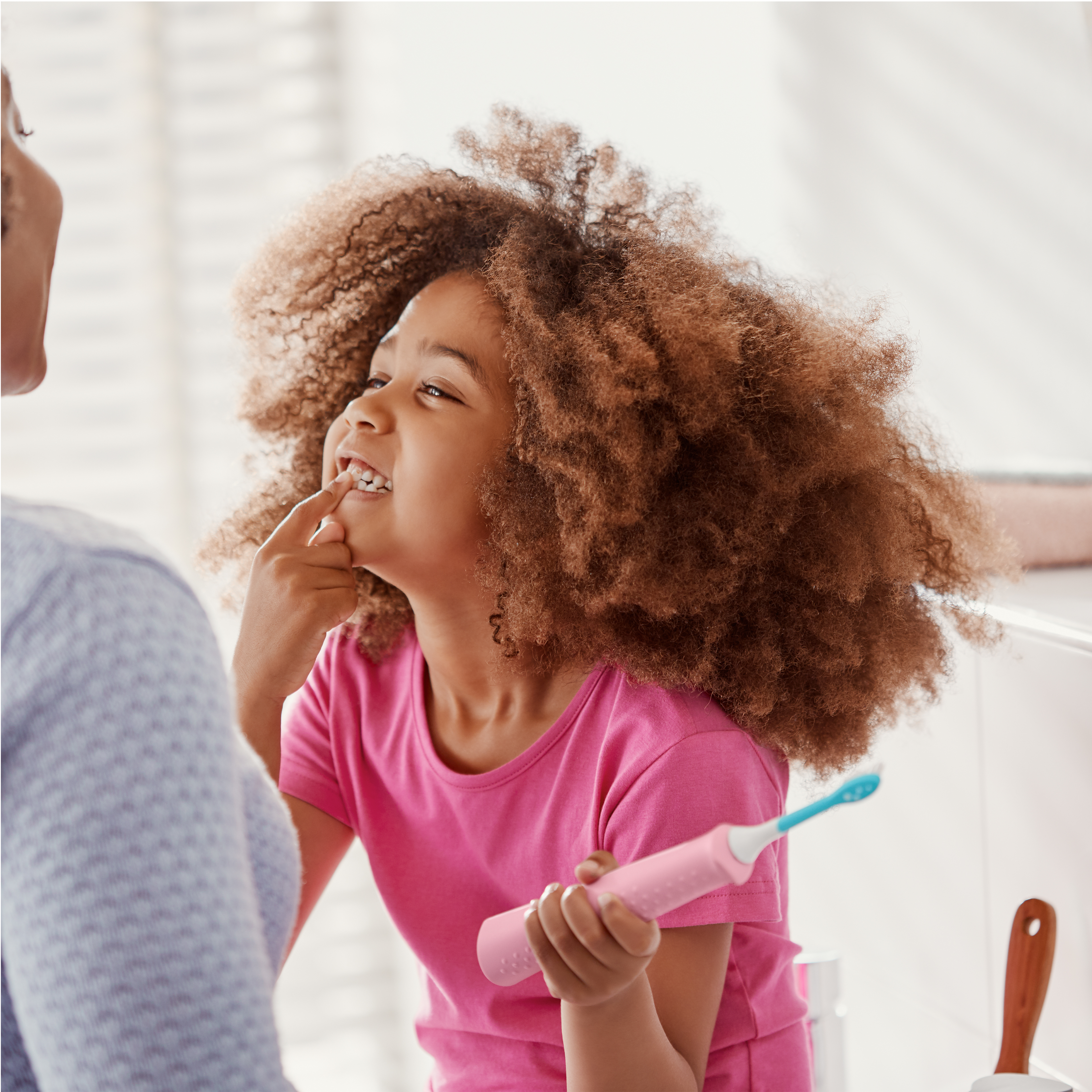 Immagine di uno spazzolino elettrico che pulisce la placca interdentale