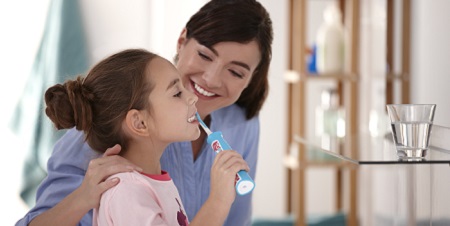 Come insegnare ai bambini a lavarsi i denti 