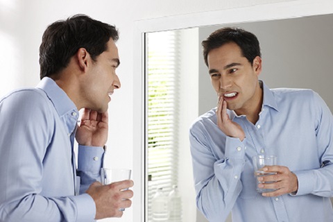 Denti sporchi: rischi del non lavarsi i denti