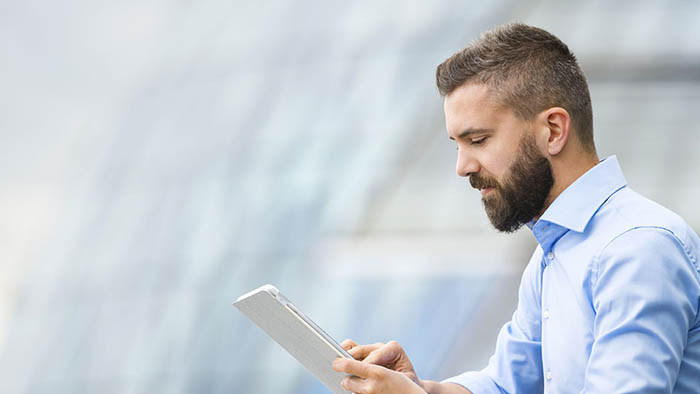 Barba al colloquio di lavoro? Tagliarla o no?