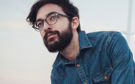 La linea della barba sulle guance e sul collo