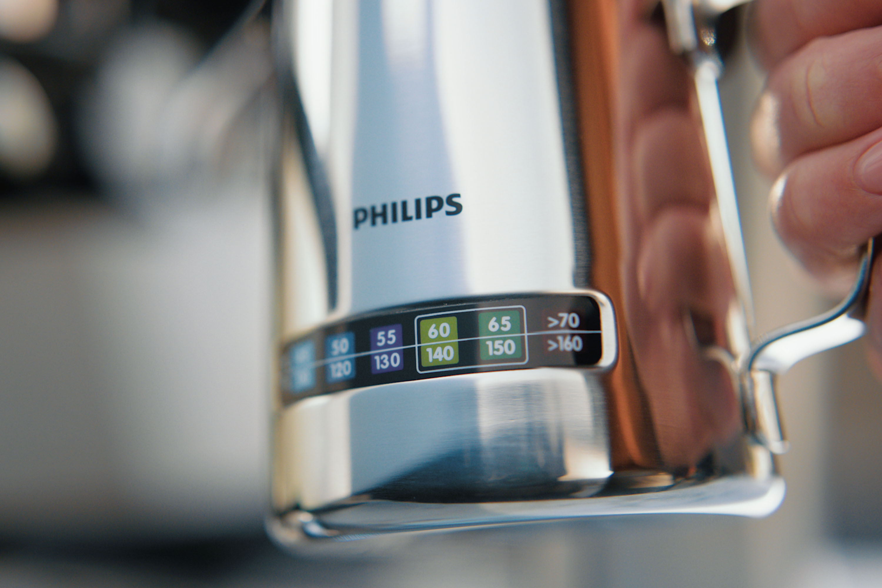 Prepara la schiuma di latte in un'apposita caraffa