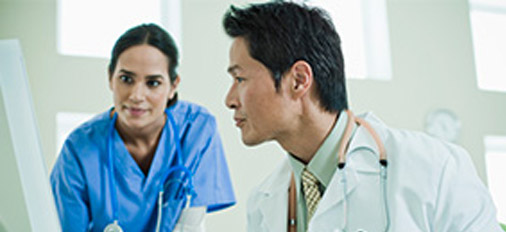 un medico e un'infermiera che si guardano