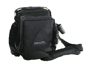 una borsa nera con una tracolla