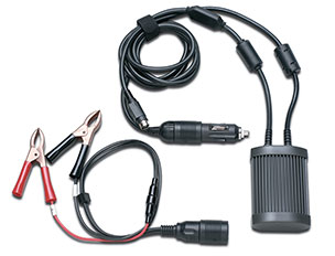 un caricabatteria per auto e cavi