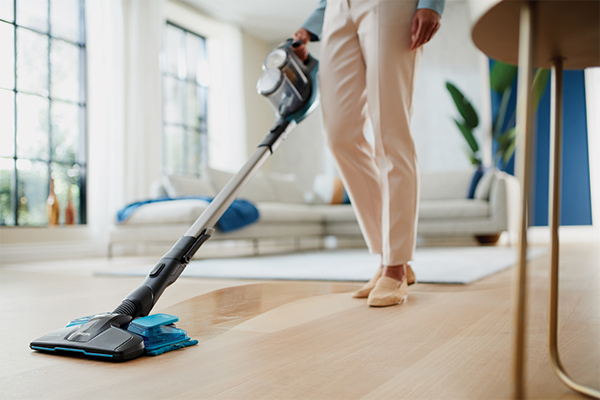 Fase tre e quattro del planning di pulizie di casa: passare l’aspirapolvere e lavare i pavimenti