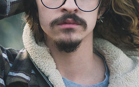 Lo stile dei baffi a manubrio o moschettiere